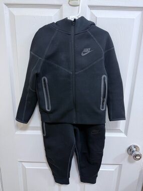 Nike Sportswear Little Kids Tech Fleece 2-Piece Set in Black, Size 4
